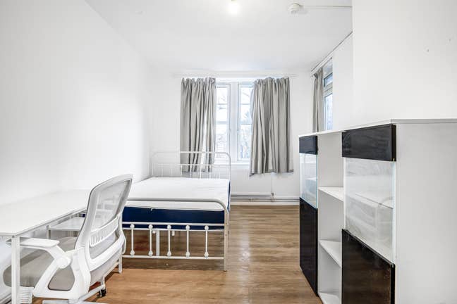 Large room with private balcony Main Photo