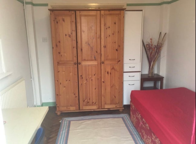 4 Bed House in Quiet Wimbledon Street Main Photo