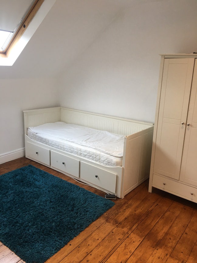Spacious room to let for a female  Main Photo