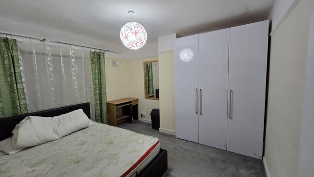 King Size Room wirh King Size Bed & Wardrobe E16 Main Photo