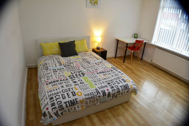 RARE vacancy -modern room in Trafford area Main Photo