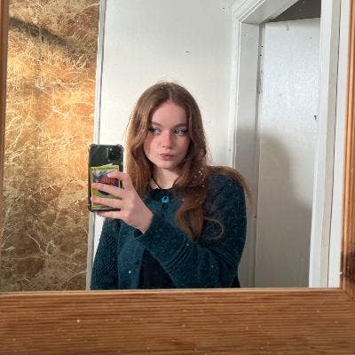 Friendly Professional Female seeking a double room Main Photo