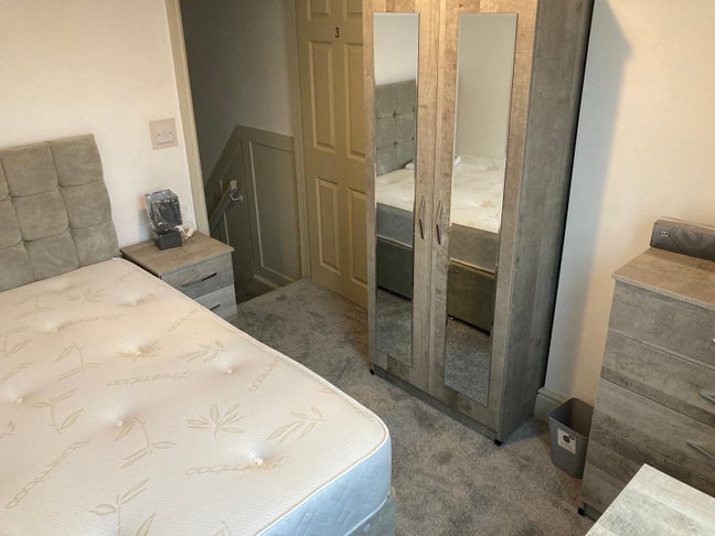 Room Available in Pro Hshare All Bills In Main Photo