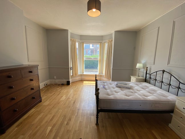 Incredible Property With Large Rooms - London Rd Main Photo