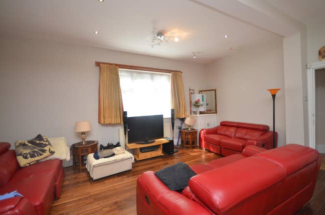 Nice room for One person In the heart of  Sutton Main Photo