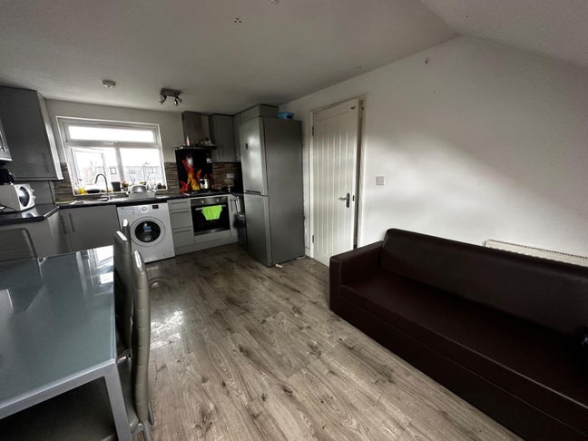 Two Bedroom Flat - Near Seven Kings Station Main Photo