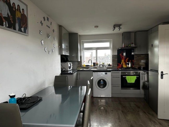 Two Bedroom Flat - Near Seven Kings Station Main Photo