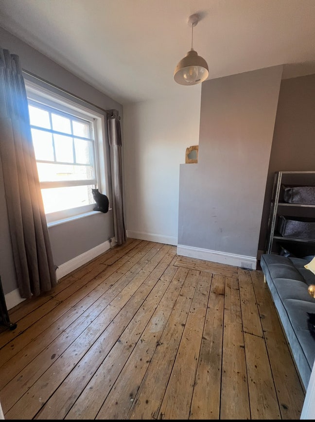 Single Room in 3 Bed Townhouse with garden Main Photo