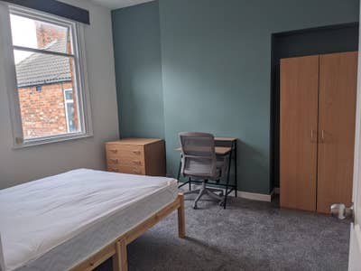 Refurbished Large rooms, Incl Bills near Hospital Main Photo