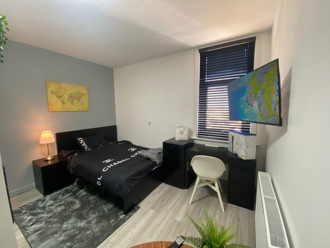 Spacious ensuite high-standard double bedroom Main Photo