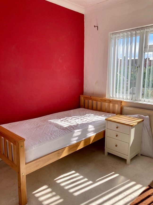 1 room available £380pcm Main Photo