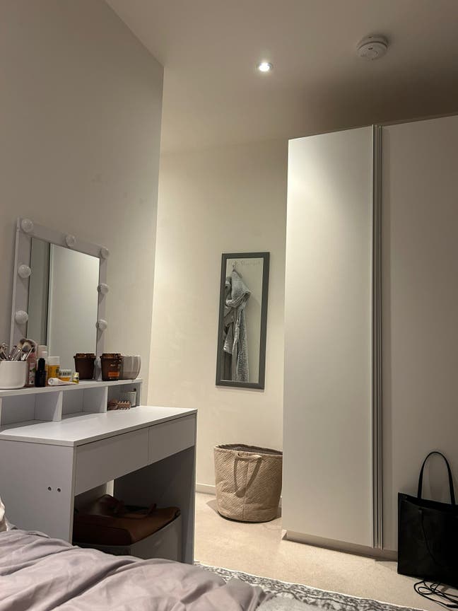 Cosy girly double room in East Village -short let! Main Photo