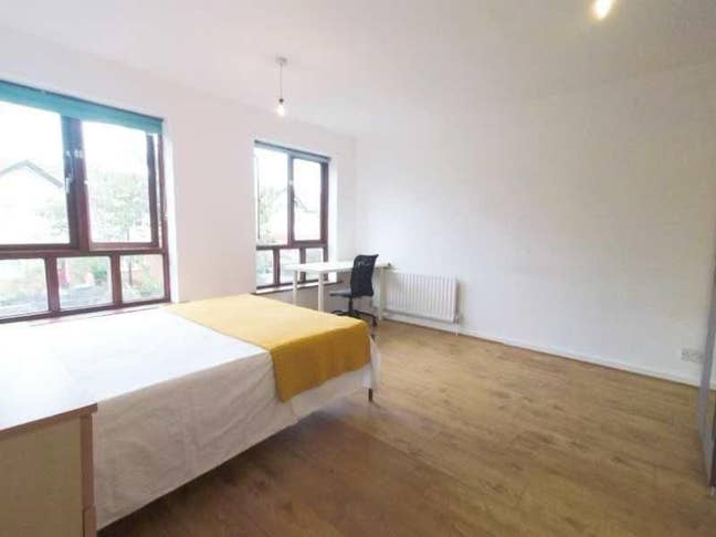 Large double room available near Oval Station Main Photo