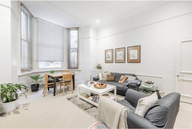 Rare find in Earl's Court!  Main Photo