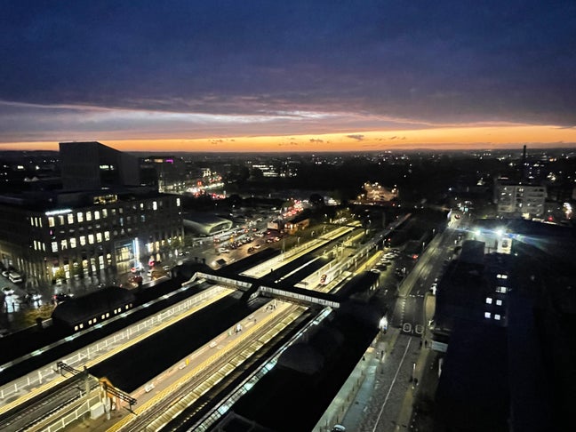 Top floor Windsor Panoramic Views  Main Photo