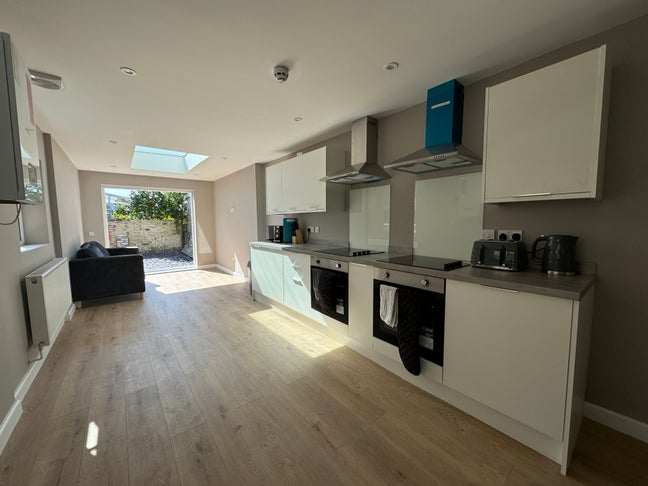 Newly renovated 6-bed houseshare - 3 rooms left Main Photo