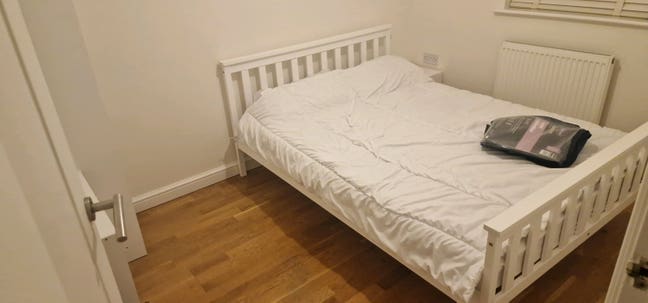 Room with seperate bathroom and Small snug/office Main Photo