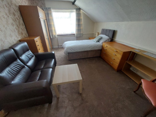 Double room with single bed and 2-seater settee Main Photo