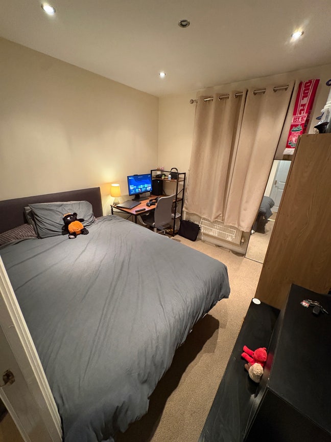 Modern Double Bedroom 2 Bed Flat Share (central) Main Photo