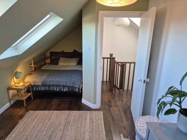 Whole top floor-double room, ensuite & living room Main Photo