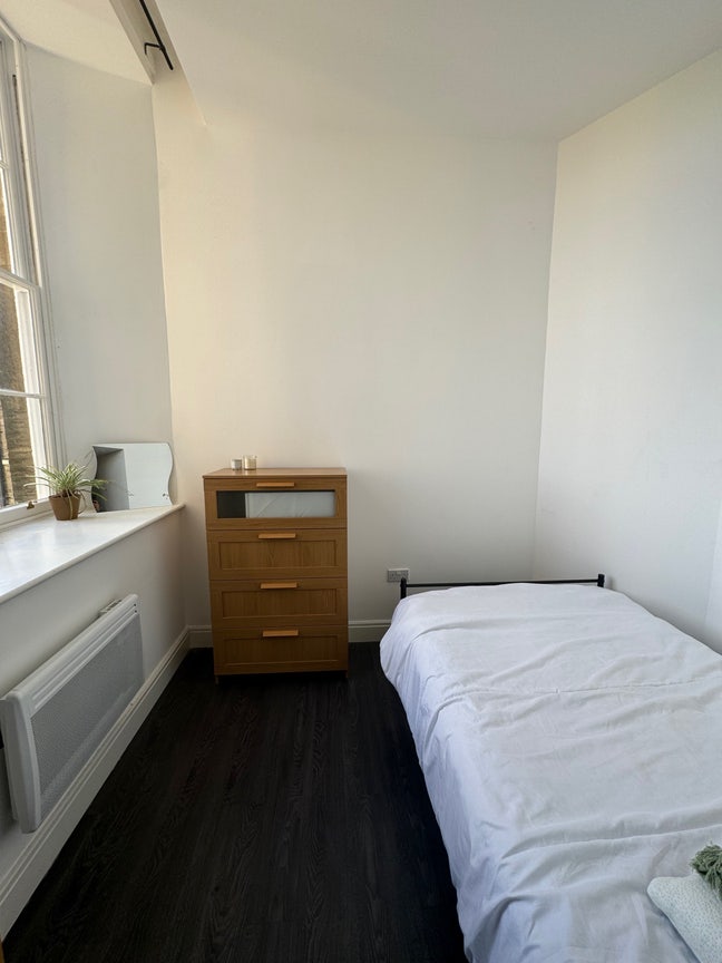 Small double room in 3 bed flat Main Photo