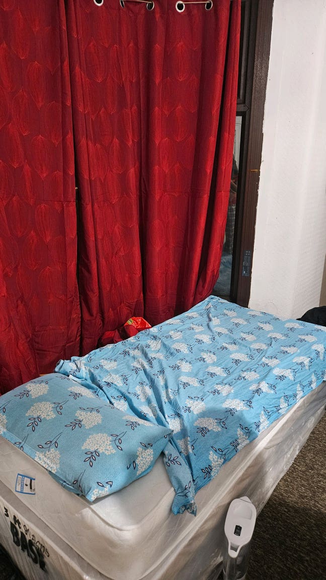 1 bed in a 3 sharing huge room Main Photo