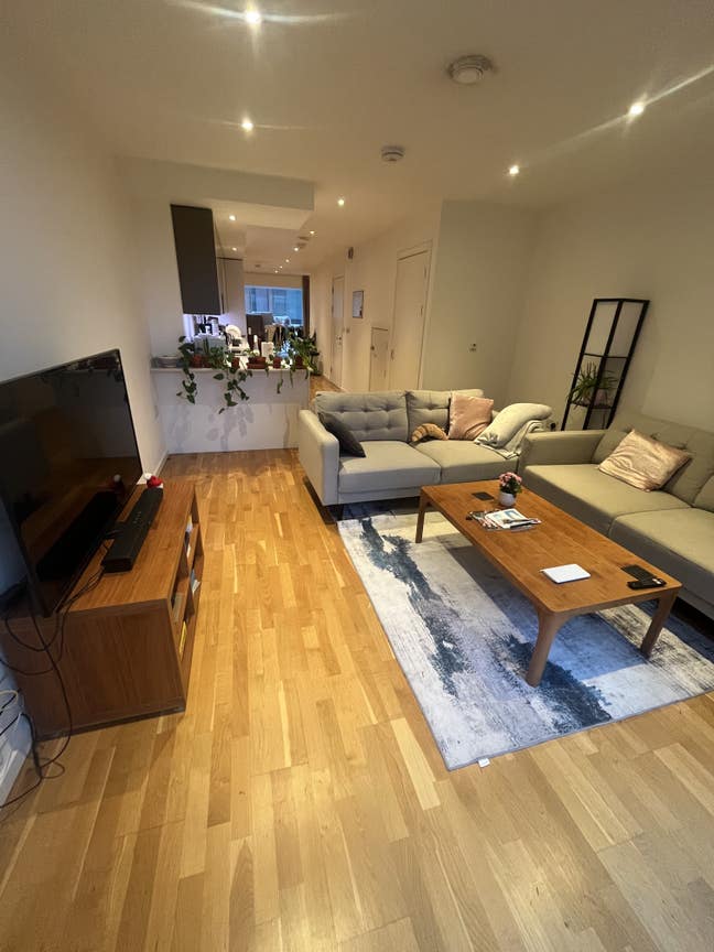 Double room in calm, friendly all-female flat Main Photo