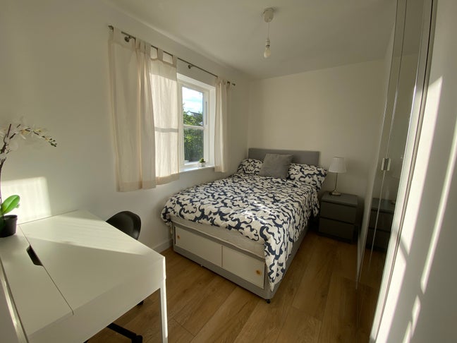 Cosy ENSUITE room. No bathroom sharing.  Main Photo