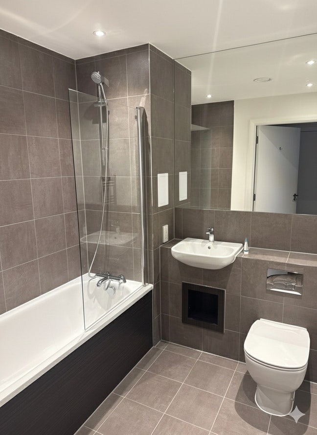 City Views & 13 min to central London Main Photo