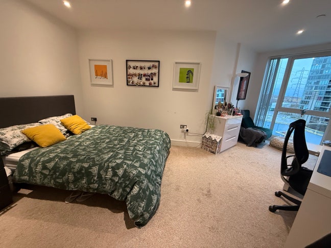 LARGE double bedroom with stunning views Main Photo