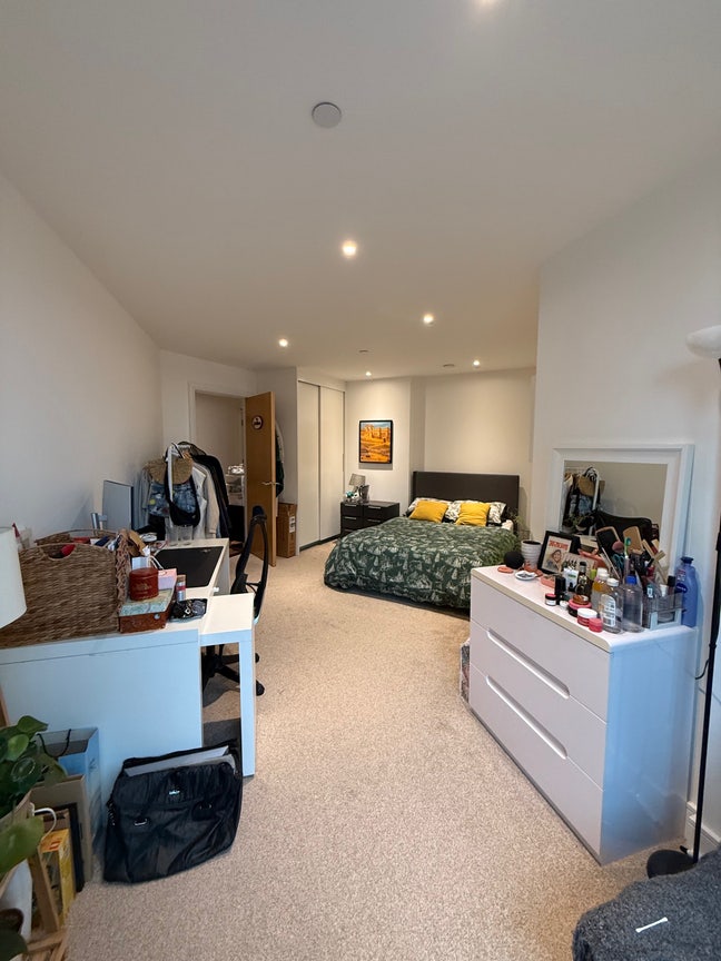 LARGE double bedroom with stunning views Main Photo