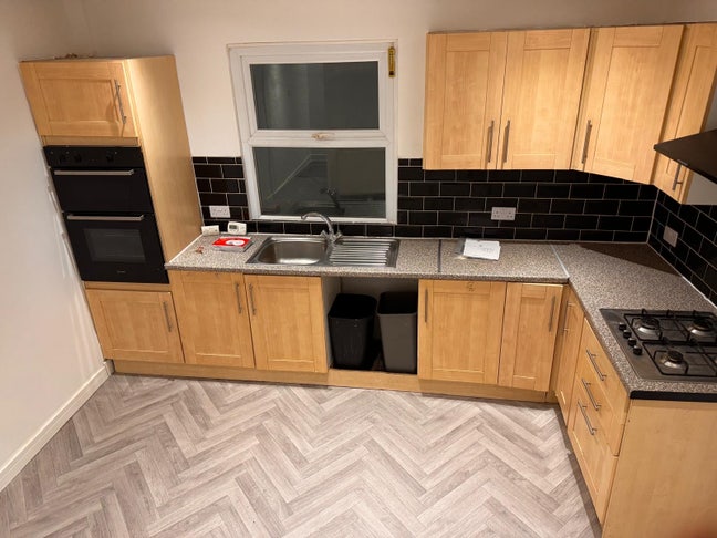 Box room available with private toilet bathroom Main Photo