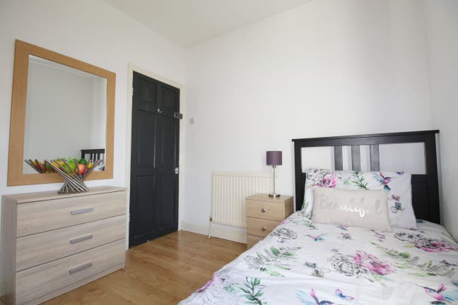 🧼 Fresh, Furnished Single Room – Bills & Cleaning Main Photo