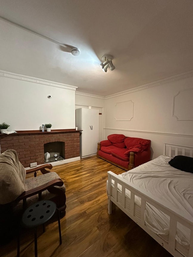 Stunning 3 Bedroom House with Garden & Dining - E3 Main Photo