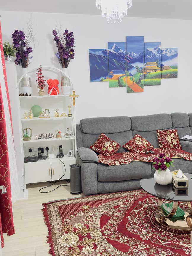 Room for rent in a 3 bedroom fully furnished house Main Photo