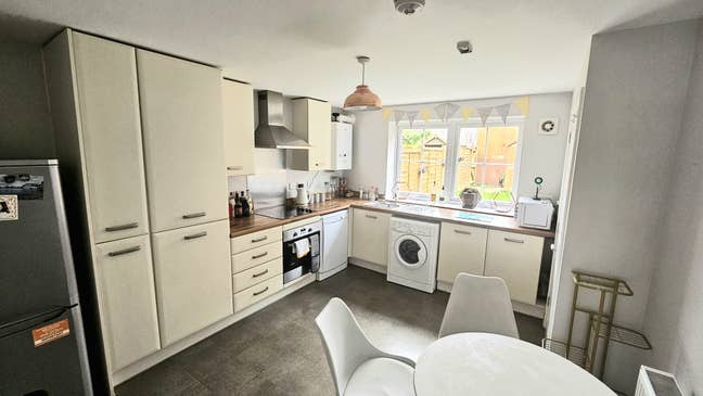 Room to rent Main Photo