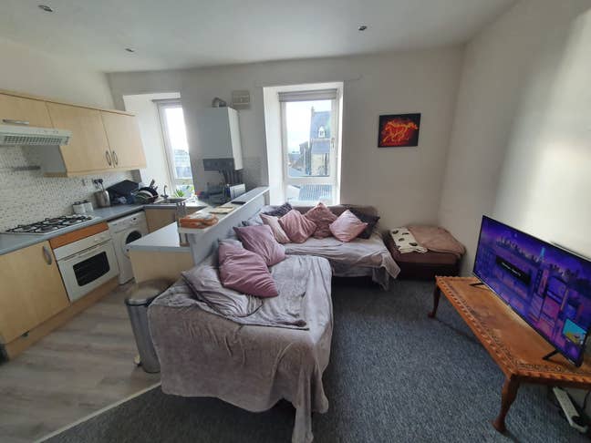 Spacious double bedroom  Main Photo