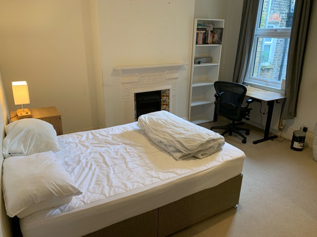 Room to rent in 3-person house Main Photo