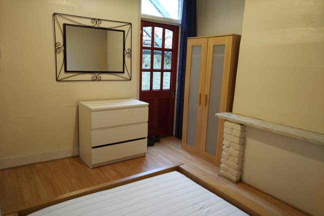 Beautiful Double Room 8 Mins from Wimbledon Centre Main Photo