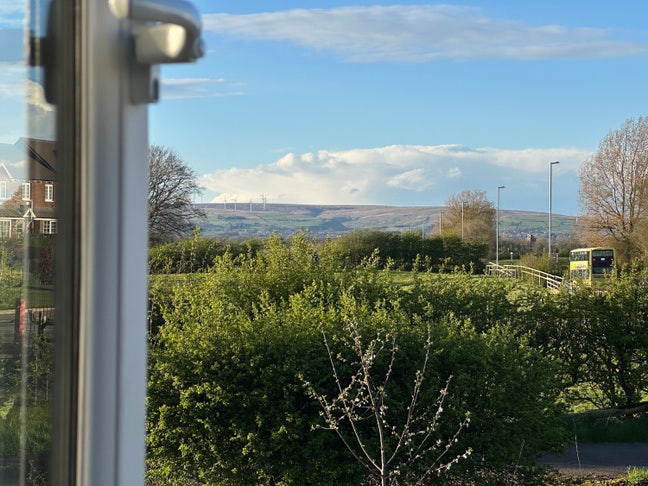 New Cozy Room with Stunning View Bill Included Main Photo