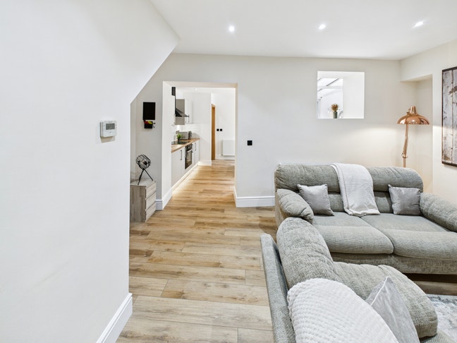 Newly Refurbished 4 Bed - 50% off First Month Main Photo