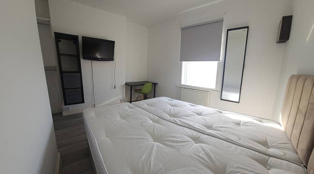 Double room in a family home Main Photo