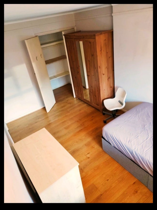 Nice Sunny Room 3Mins from Colliers Wood STN! Main Photo