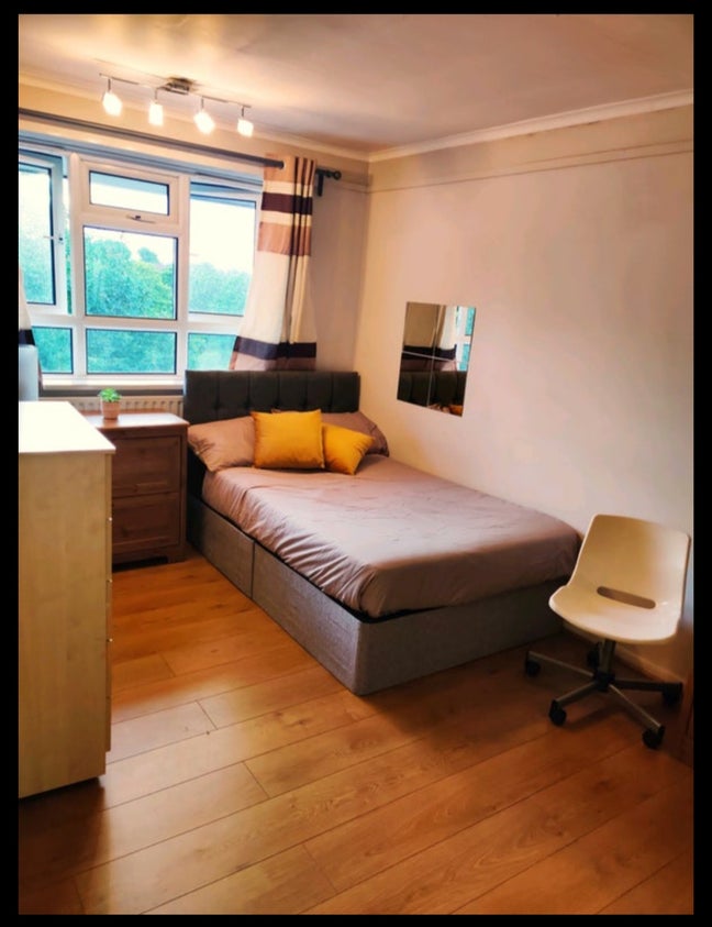 Nice Sunny Room 3Mins from Colliers Wood STN! Main Photo