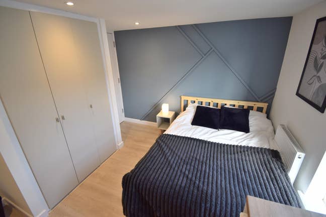 Studio & En-Suite Room Available - Connaught Road Main Photo