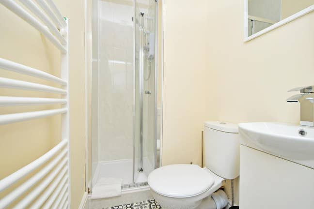 4Br - Whole House Available @ £1200 Bills Excluded Main Photo