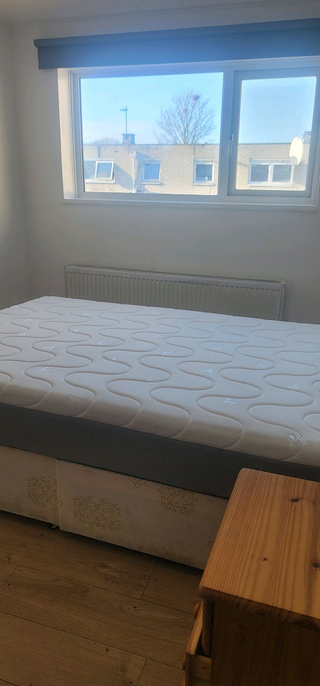 Room Mitcham  Main Photo