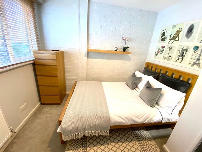 1 x Double Rooms - Weald Drive, Crawley Main Photo