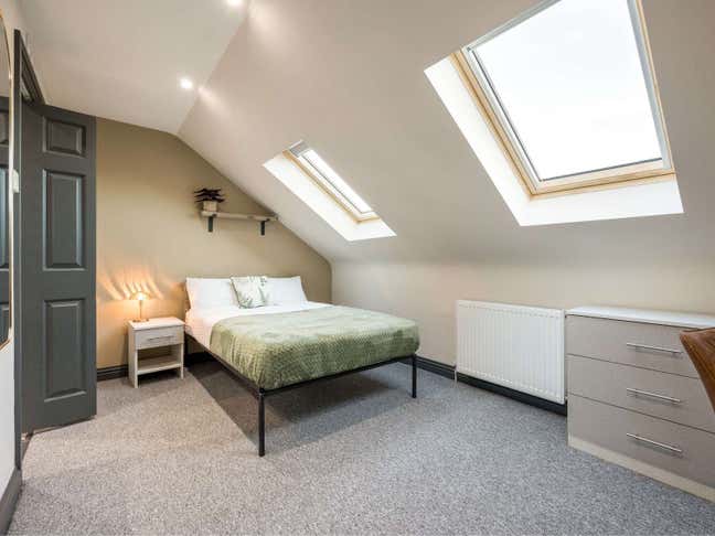 Newly Converted HMO 🏡 Central Templars Square! Main Photo