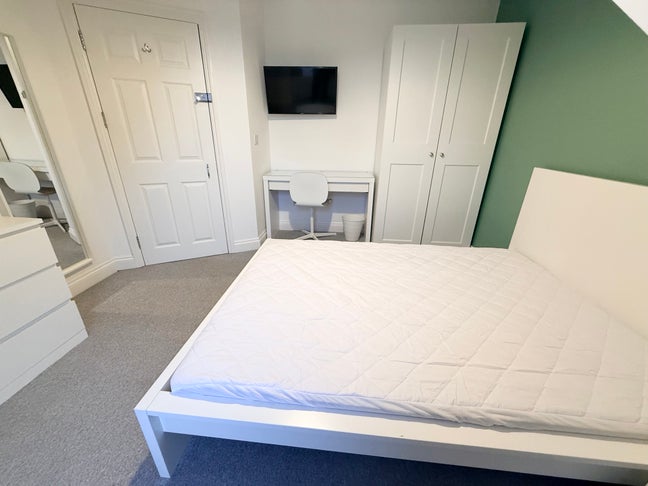 ✨ Stunning 4-Bed Modern Shared property ✨ Main Photo